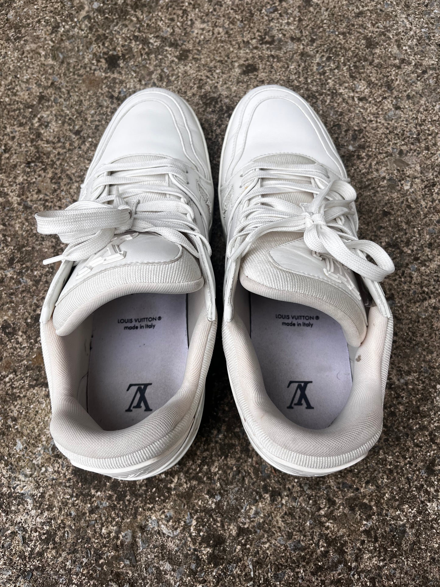 LOUIS VUITTON WHITE TRAINERS (10.5)