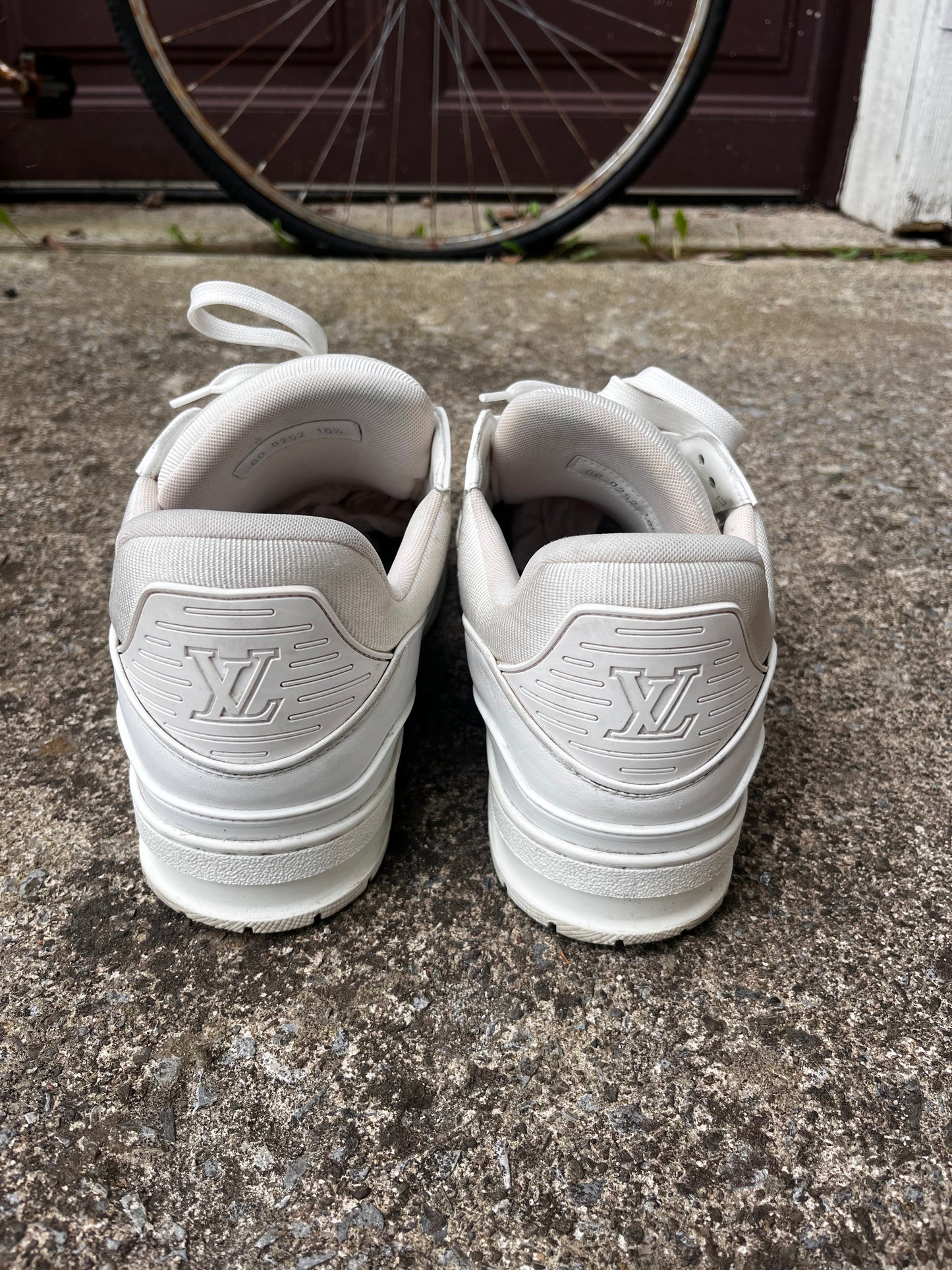 LOUIS VUITTON WHITE TRAINERS (10.5)