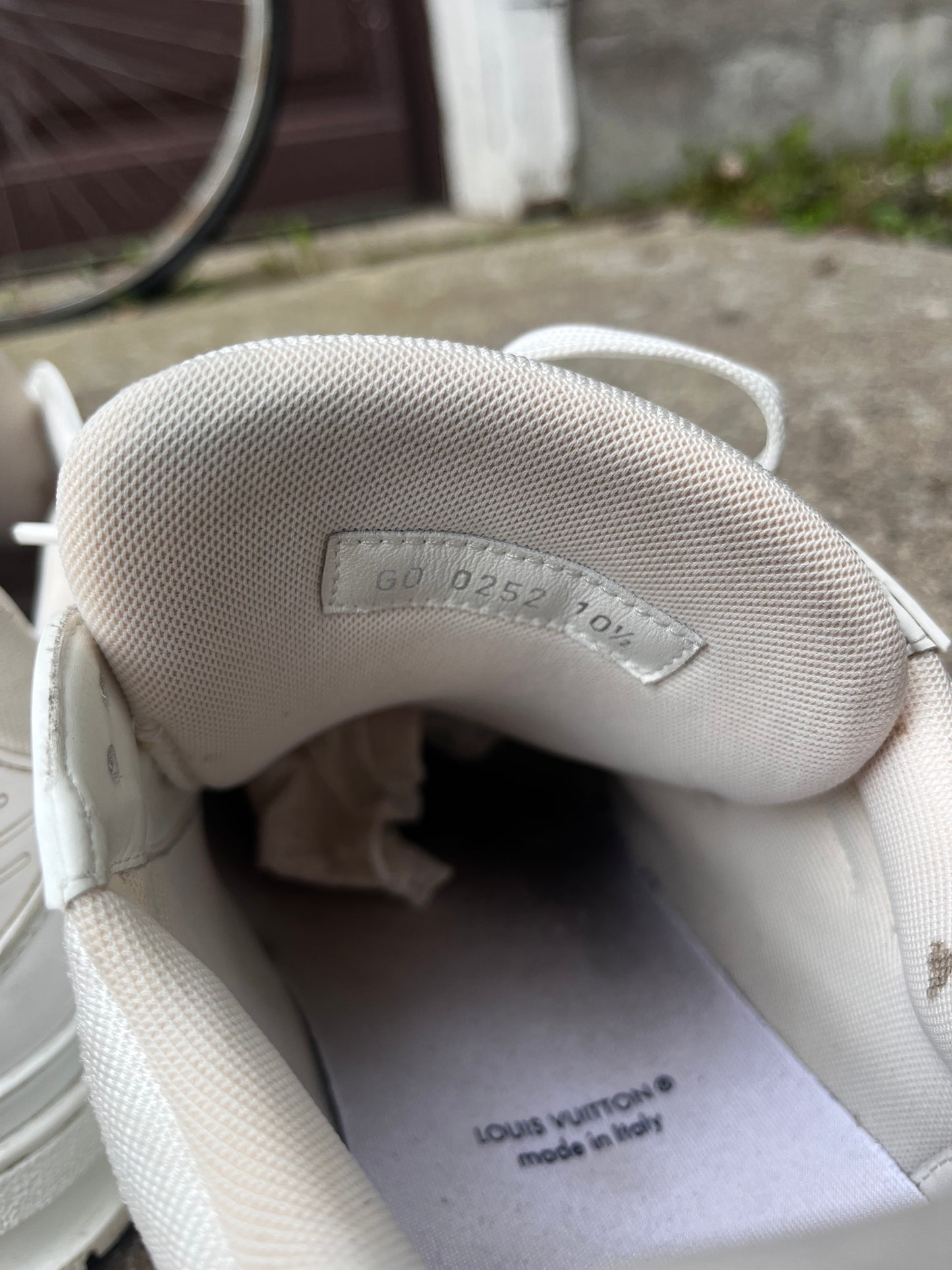 LOUIS VUITTON WHITE TRAINERS (10.5)