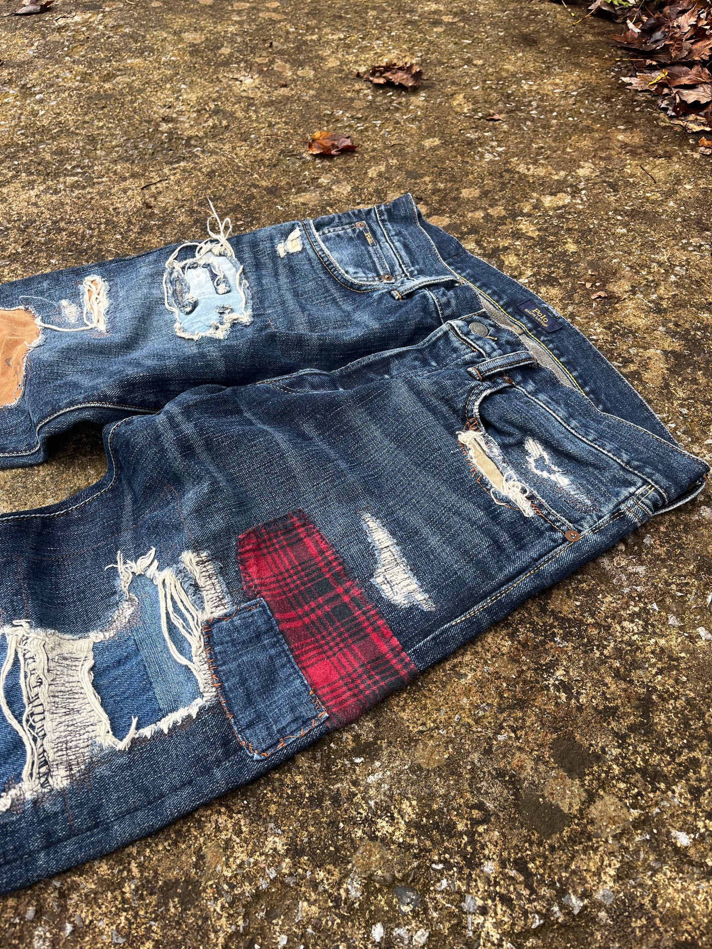 POLO RALPH LAUREN DISTRESSED & REPAIRED JEANS (32)
