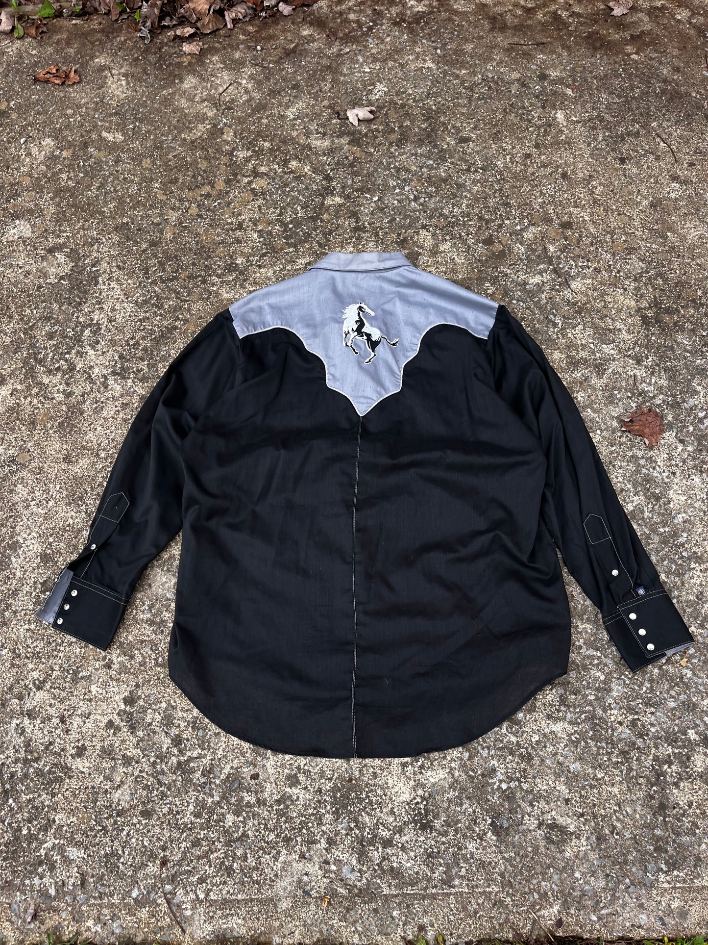 VINTAGE WESTERN EMBROIDERED BUTTON-UP (L)