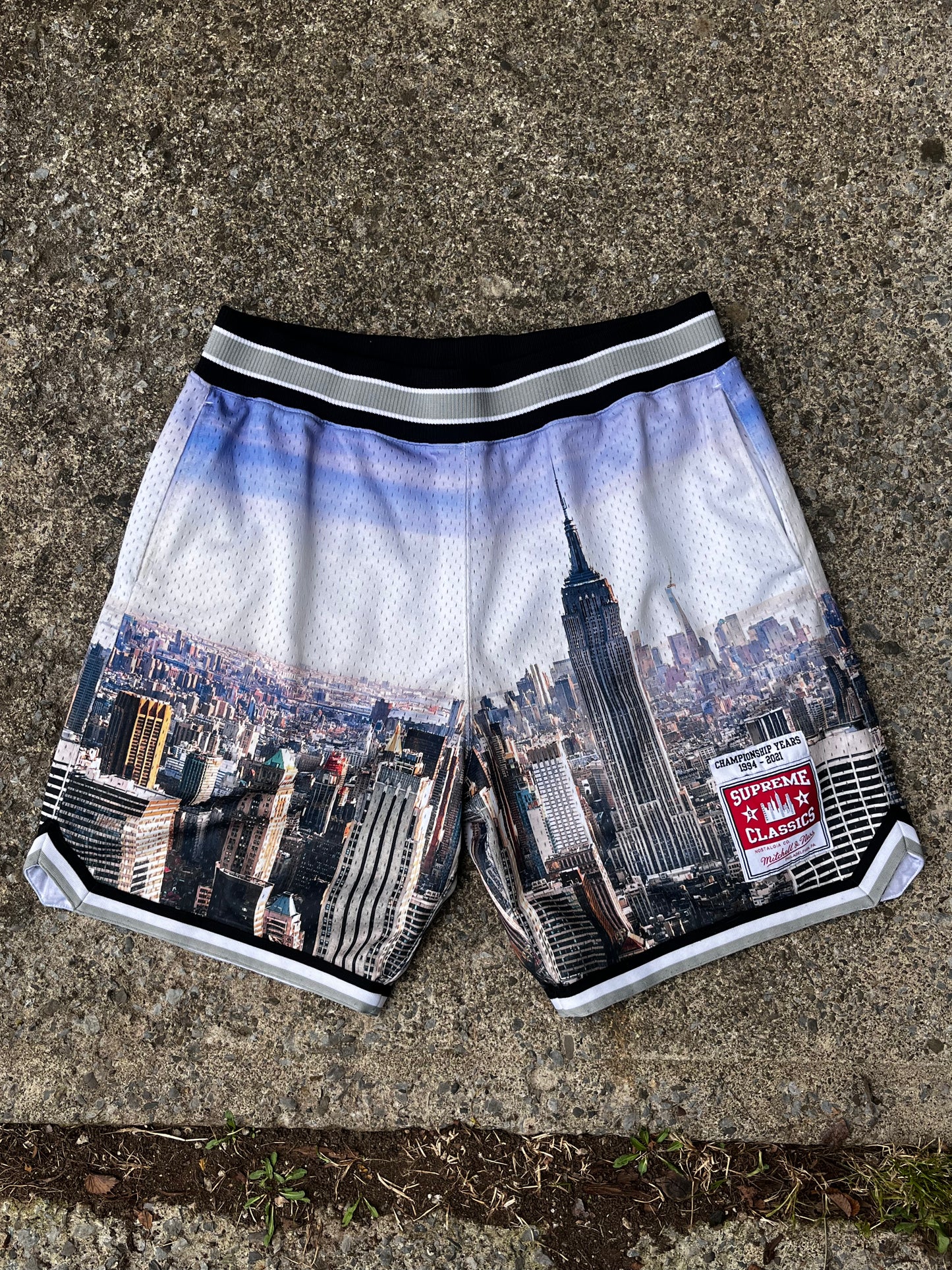 SUPREME 2021 MITCHELL & NESS SKYLINE SHORTS (M)