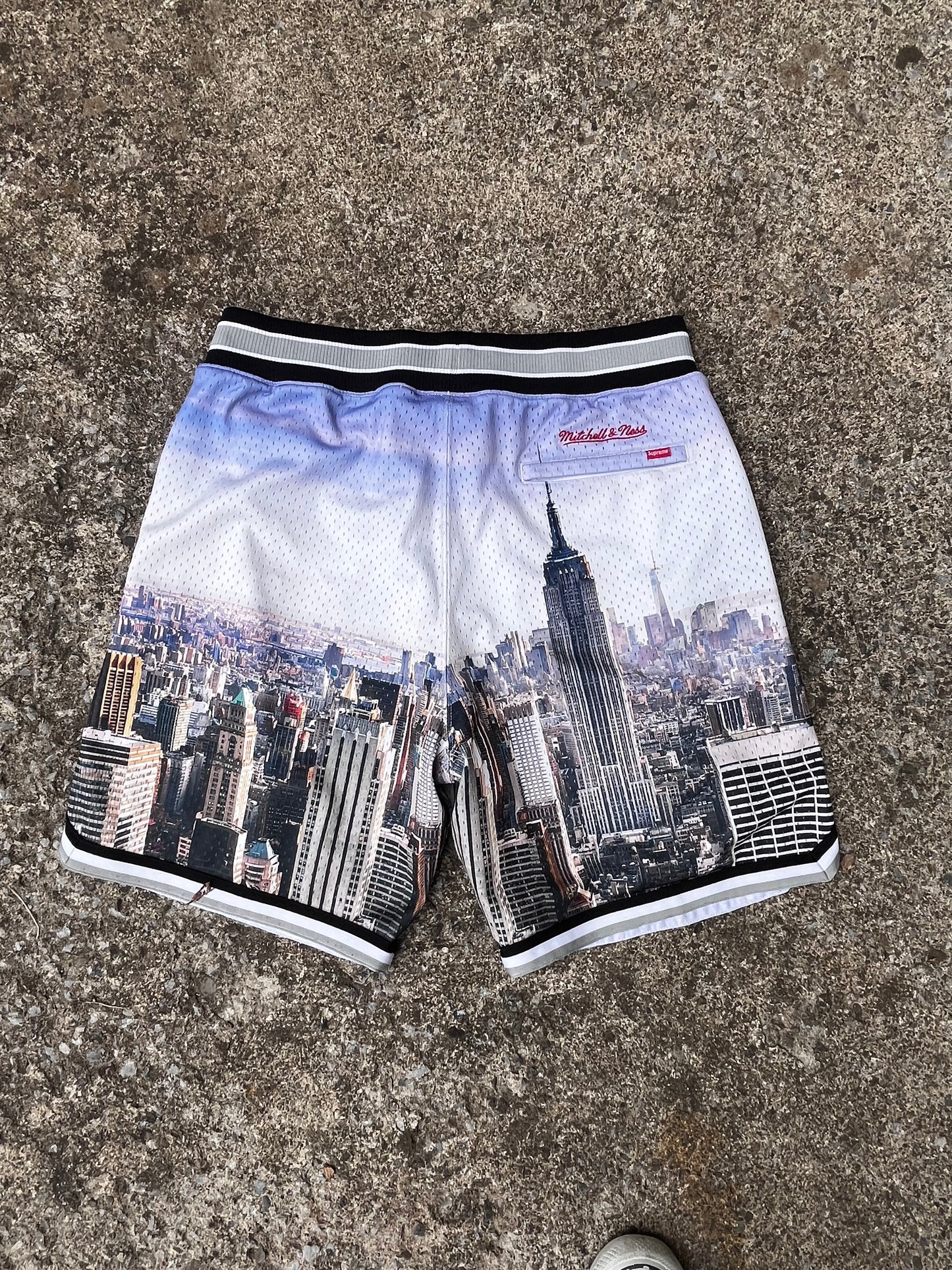 SUPREME 2021 MITCHELL & NESS SKYLINE SHORTS (M)